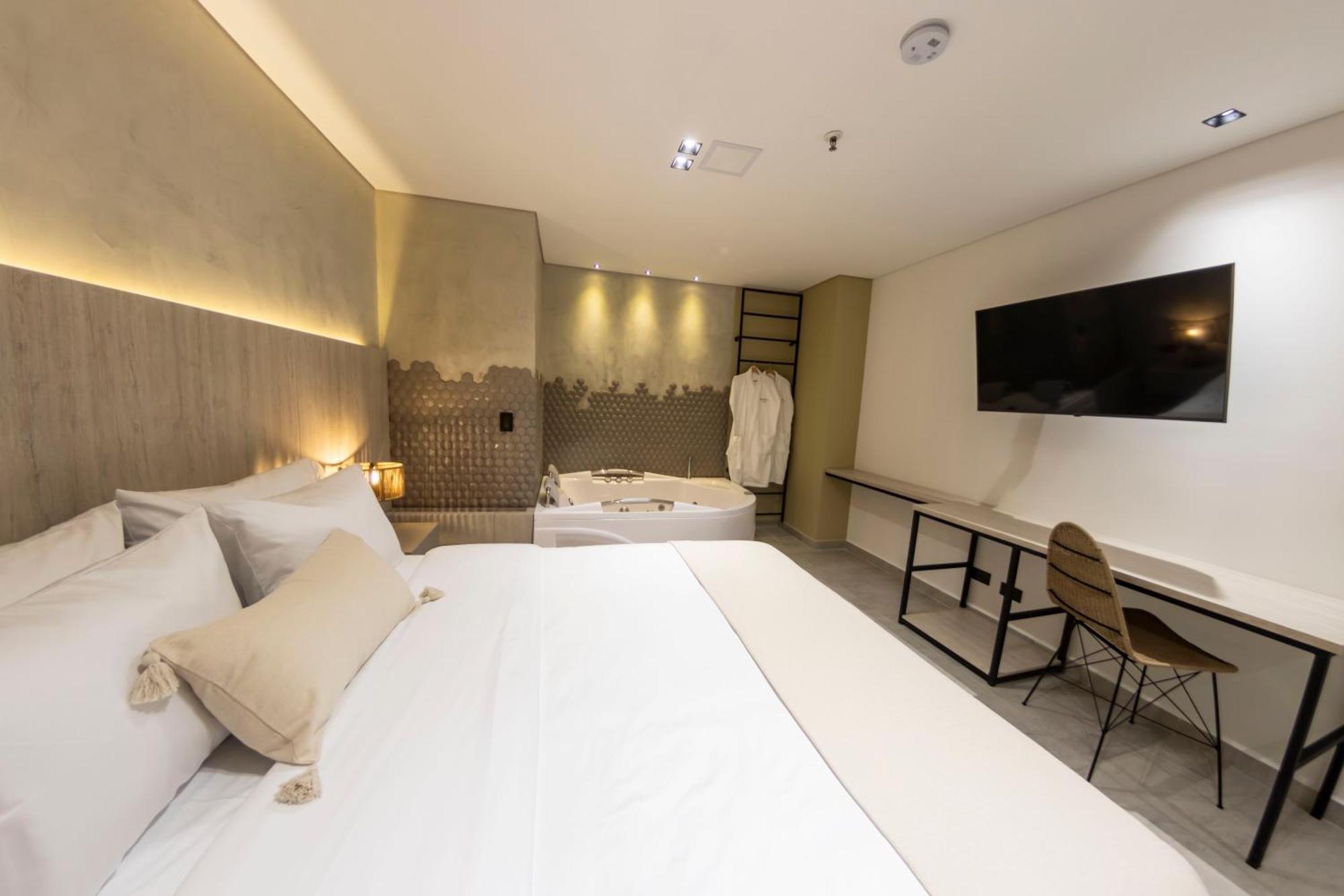 Sonata 44 Hotel Laureles Medellin Exterior photo