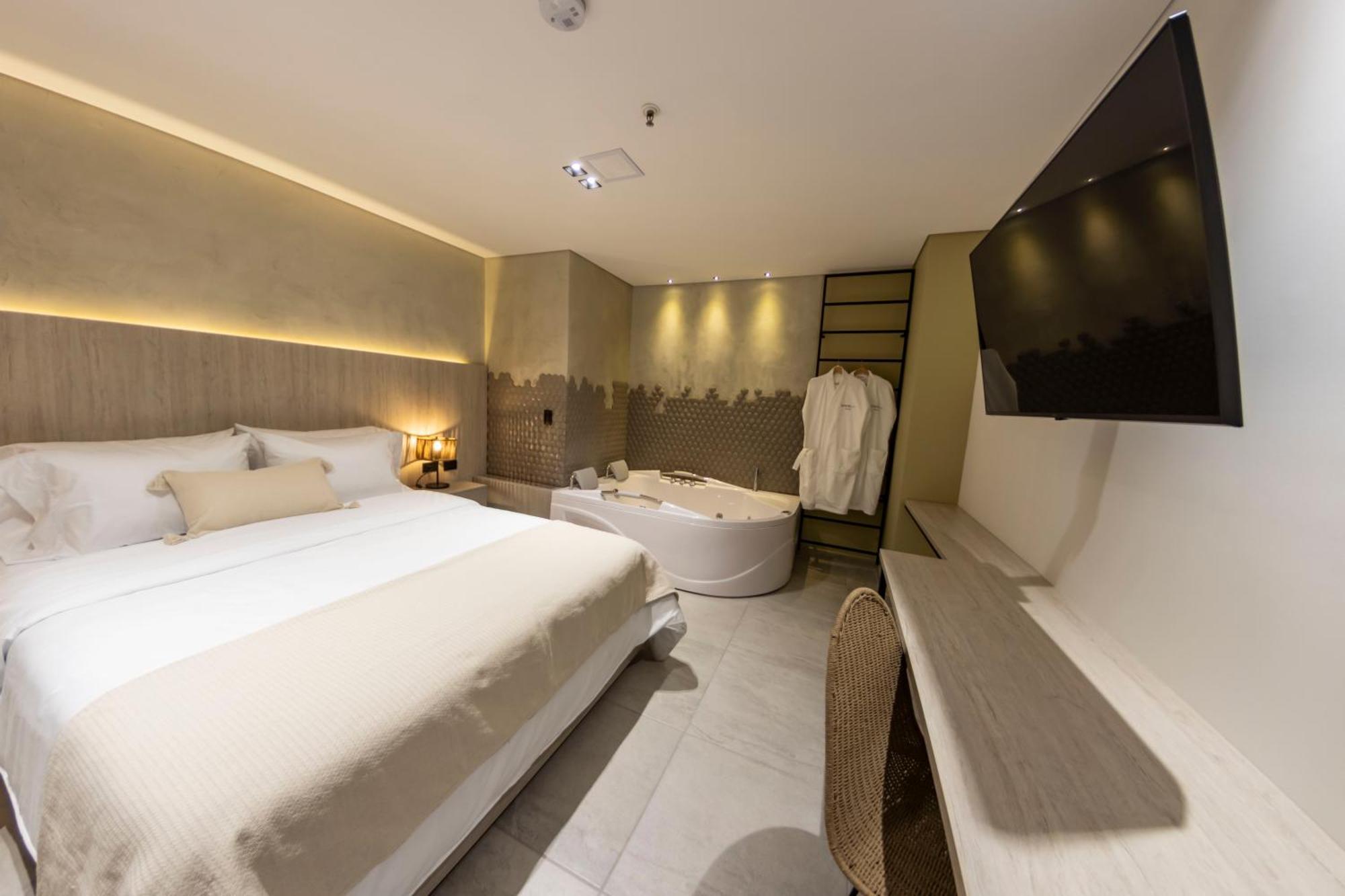 Sonata 44 Hotel Laureles Medellin Exterior photo